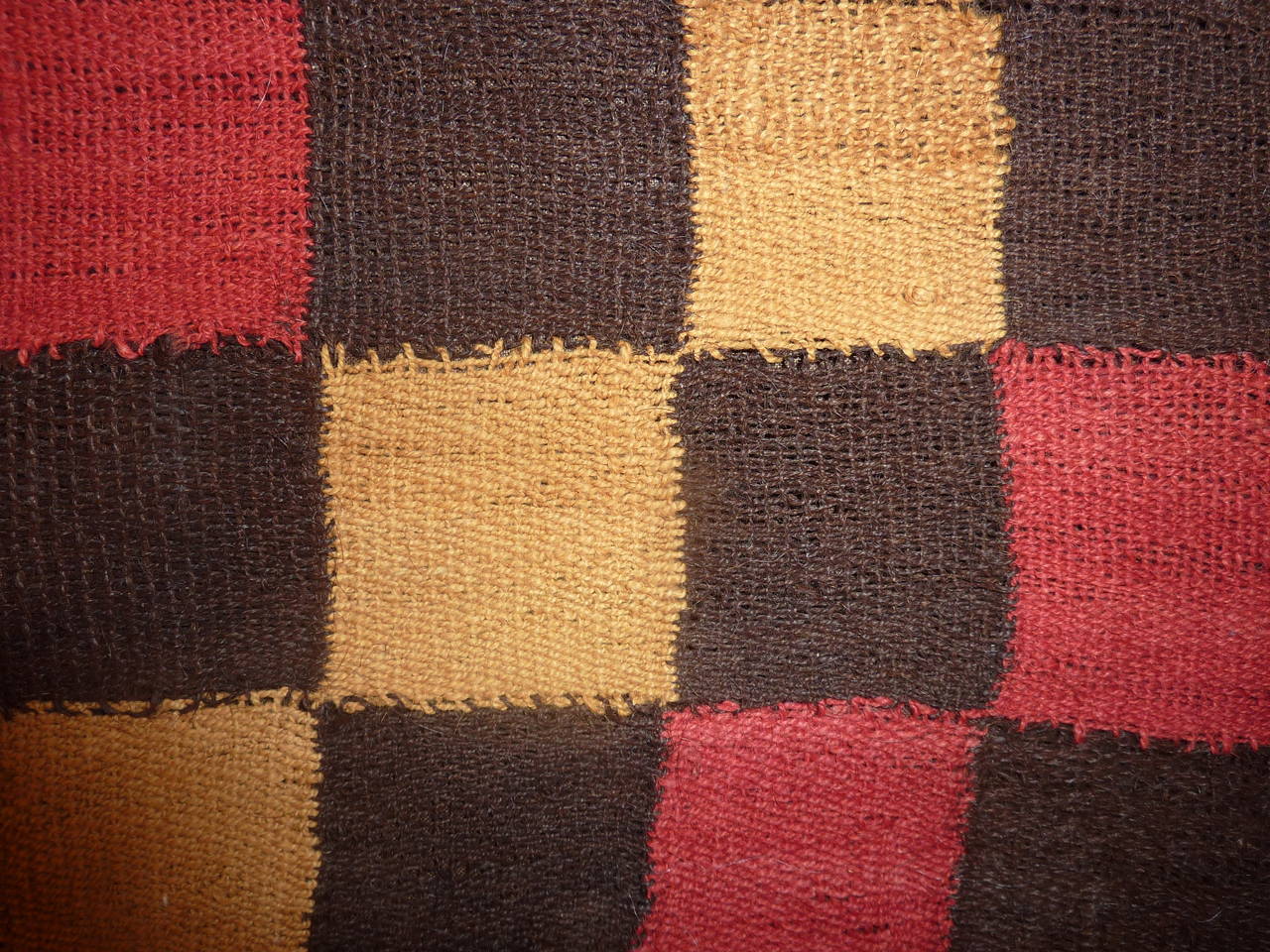 Important rare Proto-Nazca civilization dignitary habit, 3rd century before JC.
Wonderful golden, red-rose and brown colors. The piece has been conservated on a brown cotton textile. Good state regarding to the age of this emouvant tunic. Some