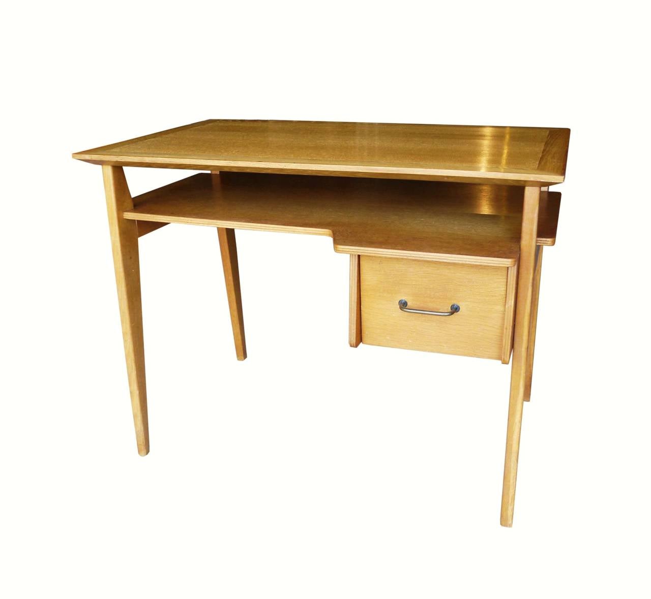 French reconstruction oak desk by Roger Landault for Meubles ABC Editor in 1954. L 100cms ; L. 62 cms ; H. 76.5 cms.
Ref. "Les décorateurs des années 50" P. Favardin p. 121.