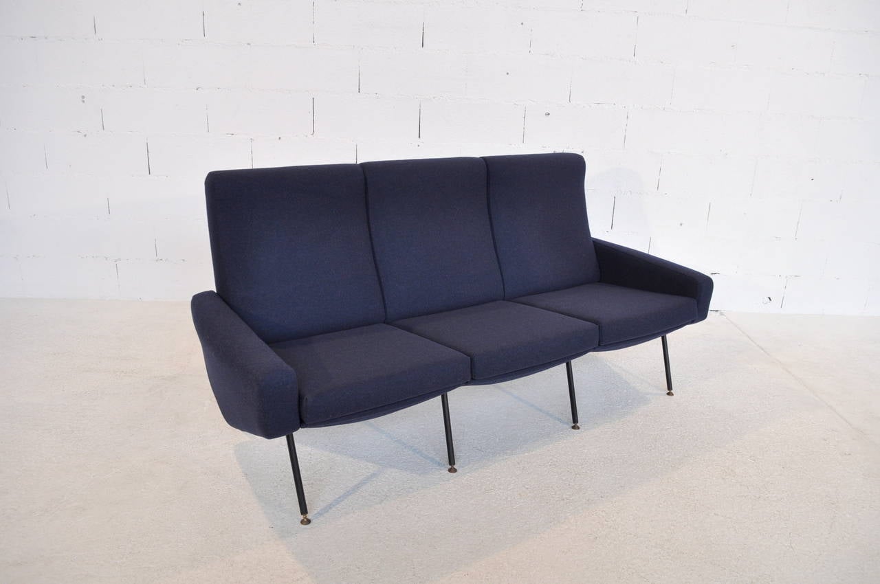 Sofa attributed to Pierre Guariche, Troîka model for Airborne Editor in 1958. Restored : Dark blue new upholstery and new foams. Black laqured metal feets.