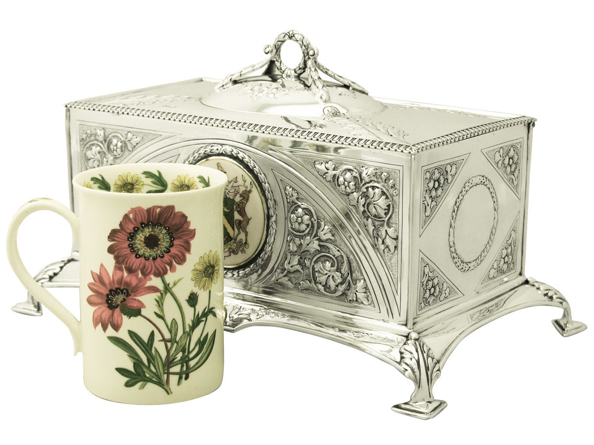 An exceptional, fine and impressive antique George VI English sterling silver jewellery casket in the form of a freedom casket; an addition to our ornamental silver collection.

This exceptional antique George VI sterling silver jewellery casket
