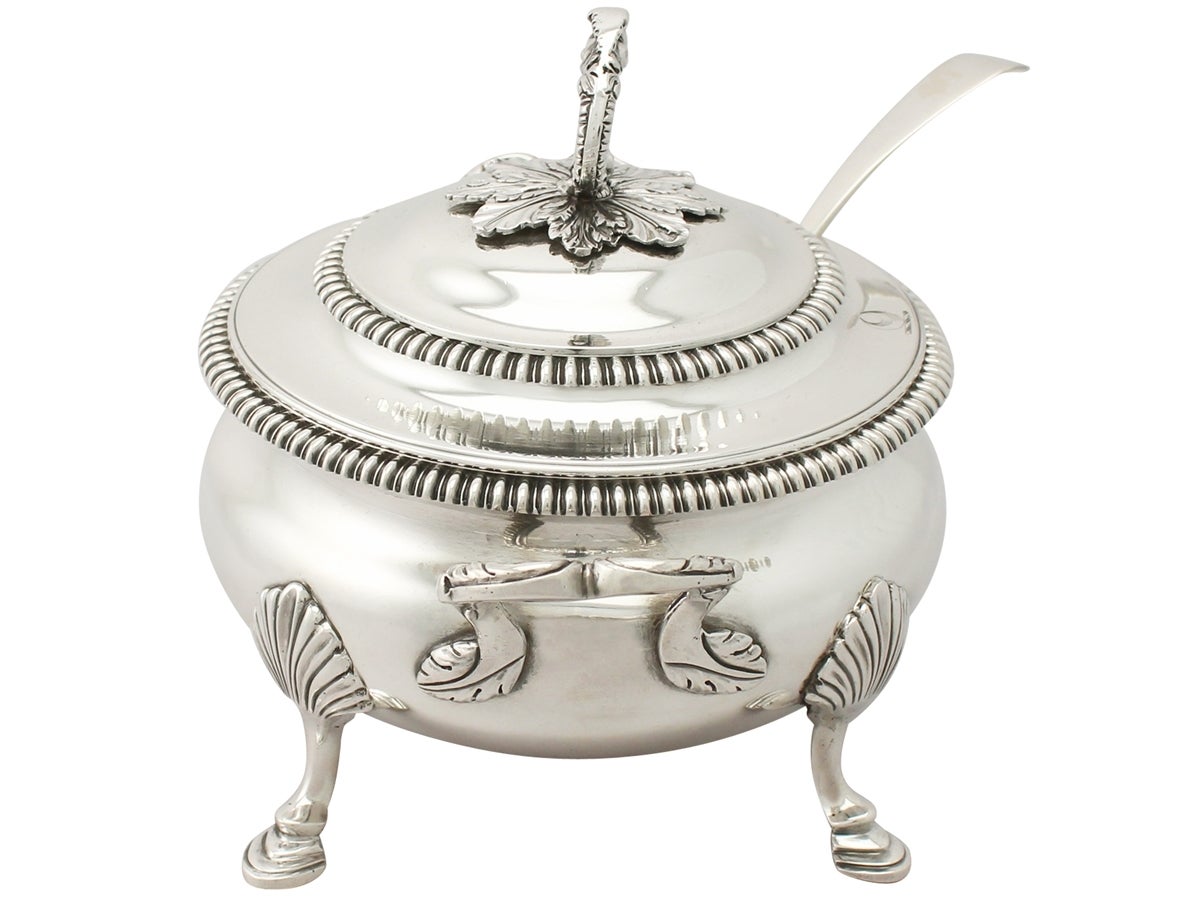 An exceptional, fine and impressive antique George IV English sterling silver tureen; an addition to our dining silverware collection

This exceptional antique George IV English sterling silver tureen has a circular rounded form.

The surface of