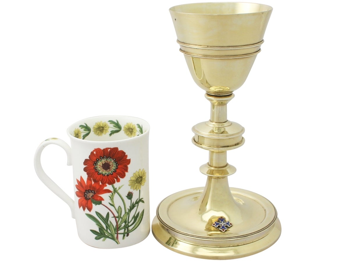 An exceptional, fine and impressive antique French 950 standard silver gilt communion chalice and paten set - boxed; an addition to our diverse religious silverware collection.

This fine antique French silver gilt communion set consists of a