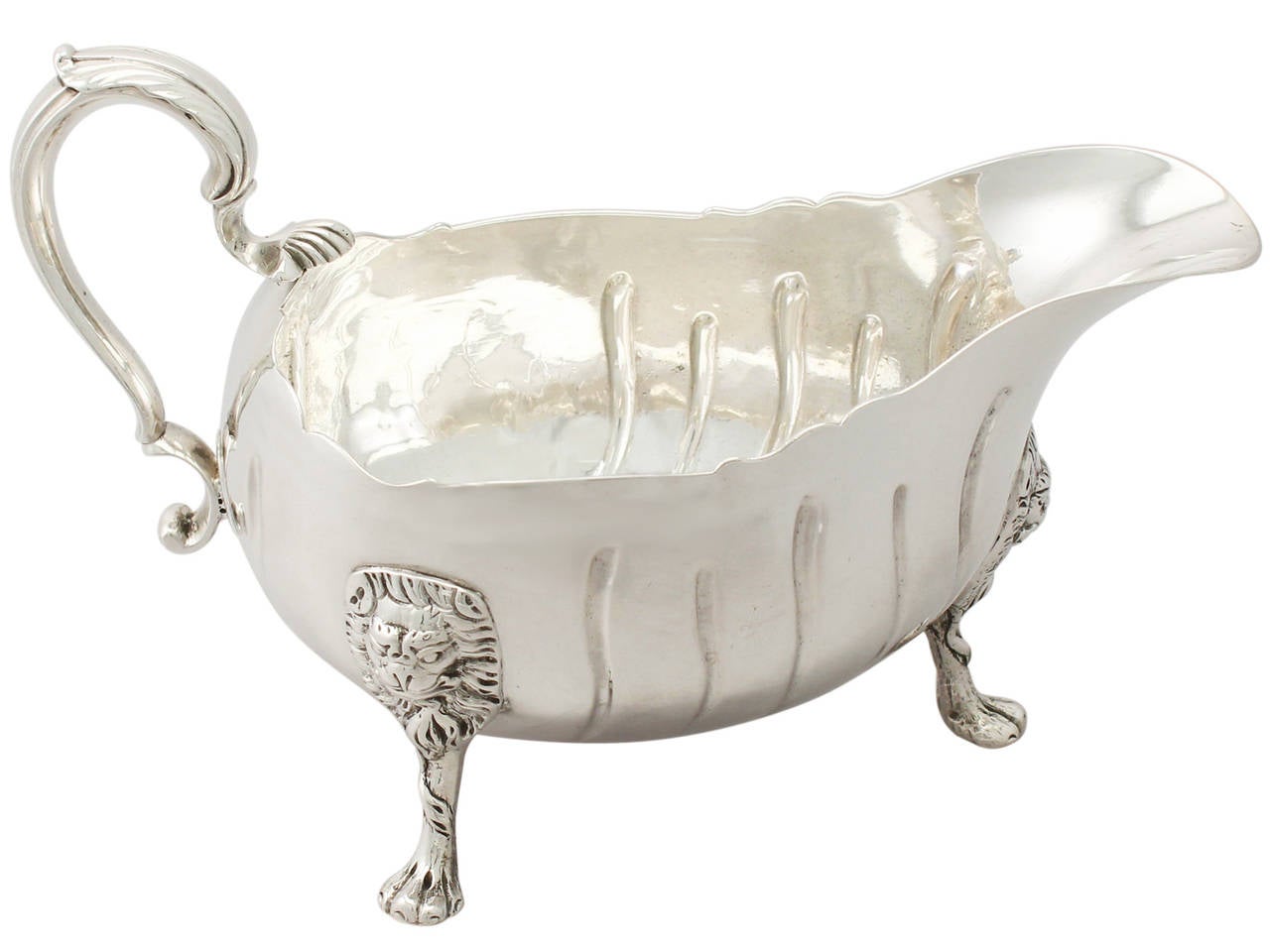 A fine and impressive, large antique George III Irish sterling silver sauceboat / gravy boat; part of our Georgian silver dining collection.

This large and impressive antique Irish sterling silver sauceboat has a plain boat shaped form.

The