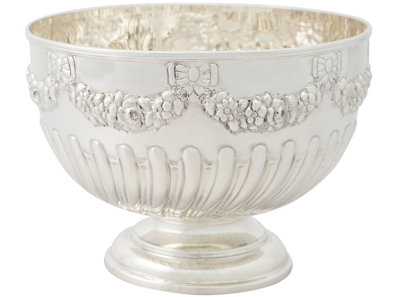 A fine and impressive antique Victorian sterling silver presentation bowl; an addition to our ornamental collection

This fine antique Victorian English sterling silver presentation bowl has a circular form onto a circular spreading foot.

The