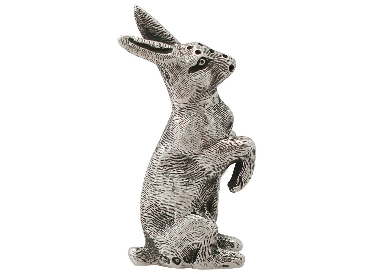 A fine and impressive antique Victorian English cast sterling silver pepper shaker realistically modelled in the form of a hare; an addition to our range of silver novelty items.

This exceptional antique Victorian cast sterling silver pepperette