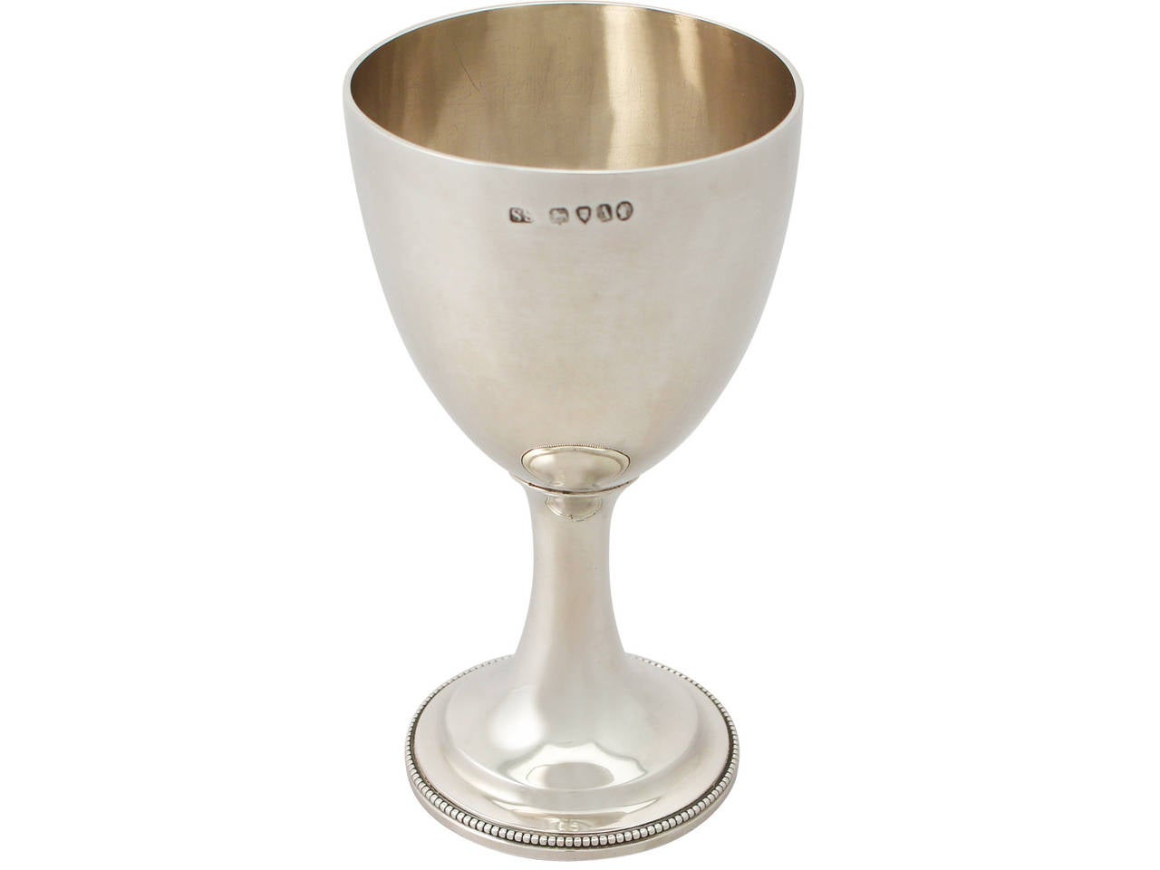 A fine and impressive antique Victorian English sterling silver goblet; an addition to our wine and drinks related silverware collection.
This fine antique Victorian English sterling silver goblet has a plain bell shaped form onto a circular