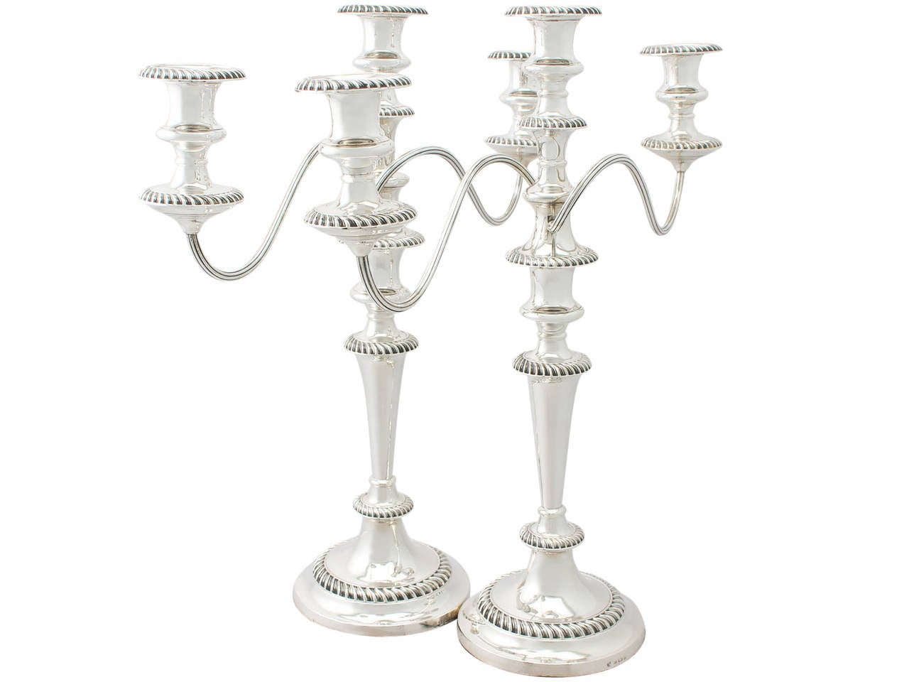 Candelabro/centro de mesa de tres luces de plata de ley, estilo Jorge III, antiguo