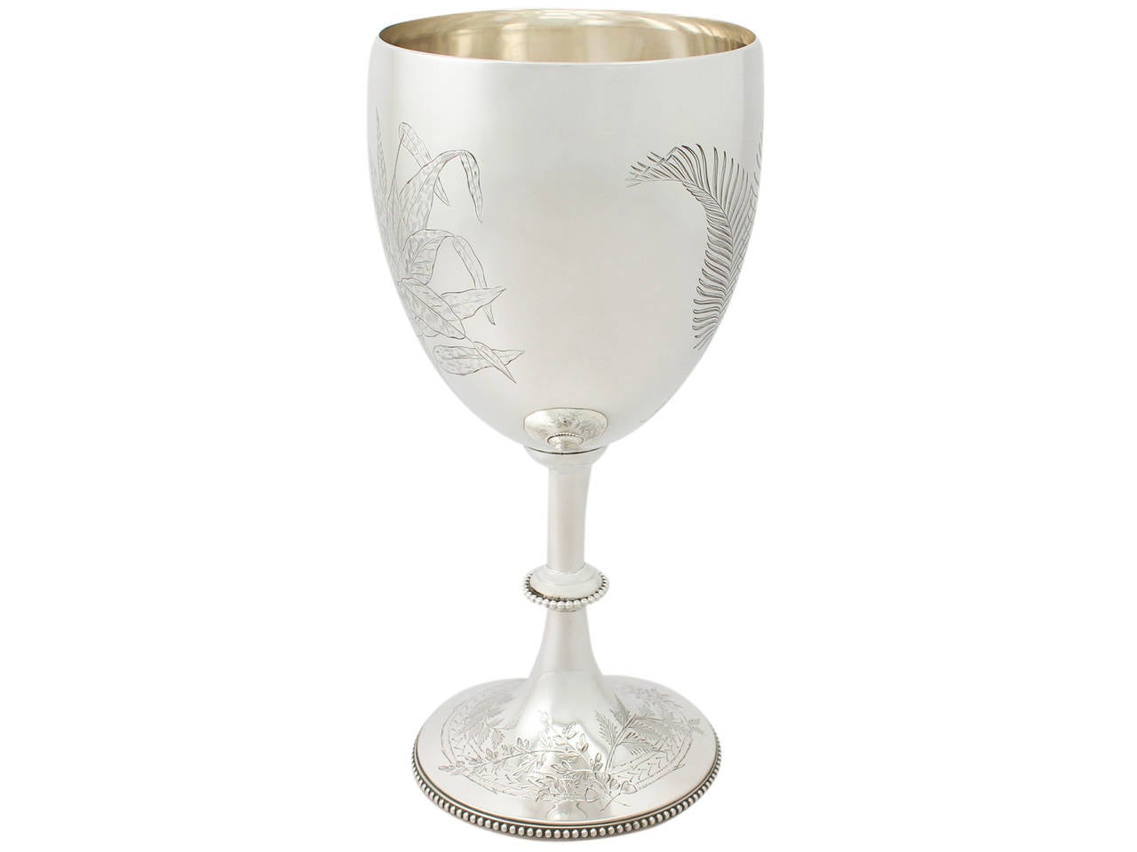 An exceptional, fine and impressive antique Victorian English sterling silver presentation cup; an addition to our silver cups and trophies collection.

This exceptional antique Victorian sterling silver presentation cup has a circular bell shaped