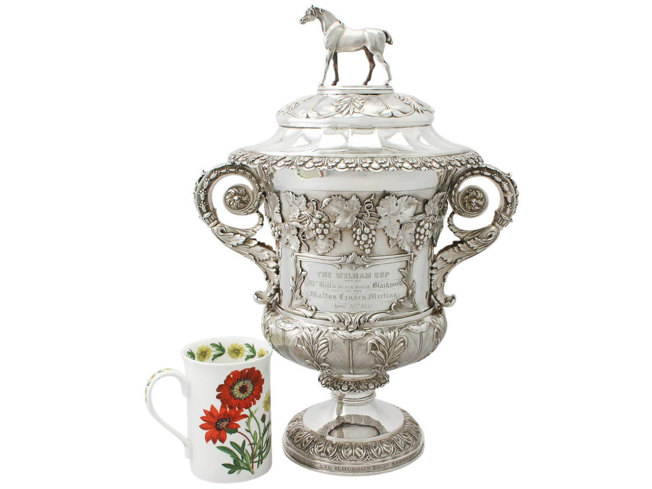 An exceptional, fine and impressive, large antique George IV English sterling silver racing presentation cup with cover: An addition to our presentation silverware collection.

 This exceptional antique George IV silver presentation cup has a