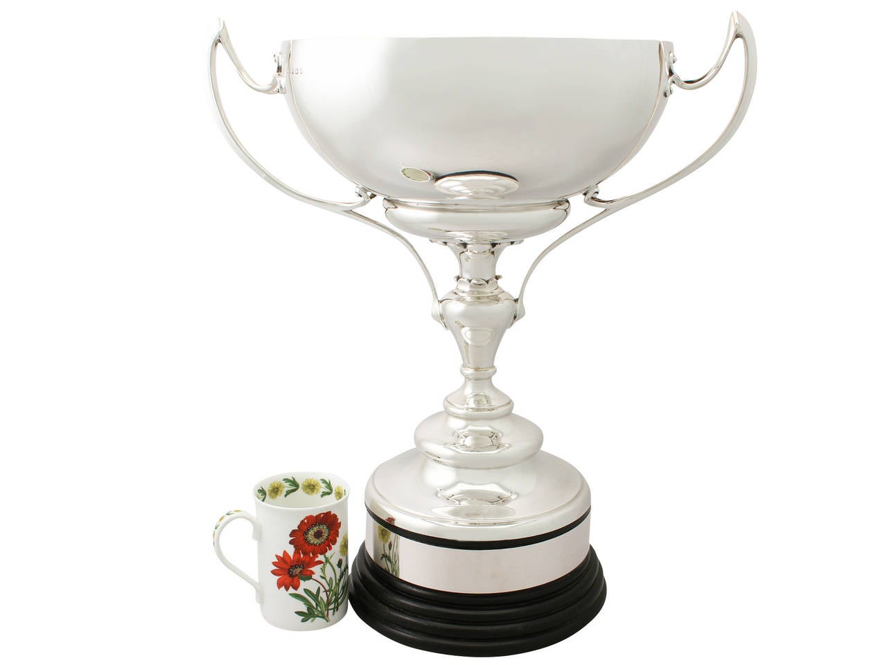A fine and impressive, large antique George V English sterling silver presentation cup/bowl in the Art Nouveau style; part of our presentation silverware collection

This fine antique George V sterling silver presentation cup/bowl has a plain