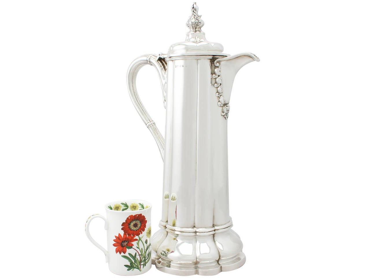 An exceptional, fine and impressive, large antique Victorian English sterling silver flagon; an addition to our wine and drinks related silverware collection.
This exceptional antique Victorian sterling silver flagon has a subtly tapering, octofoil