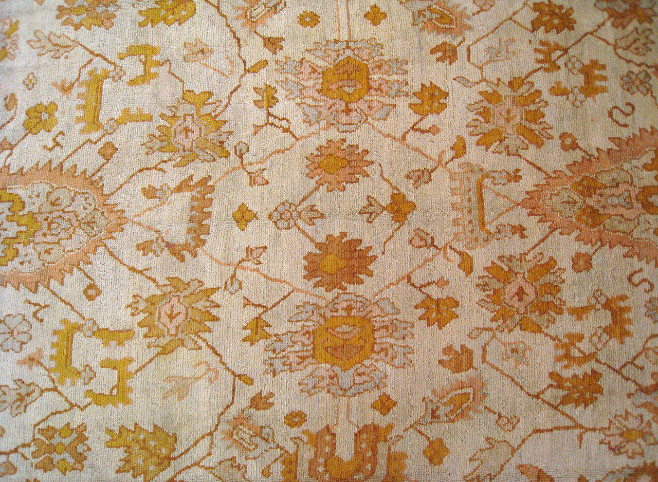 Antiker türkischer Oushak Orientteppich:: großformatig:: mit Allover-Design & Weiche Farben (Handgeknüpft) im Angebot