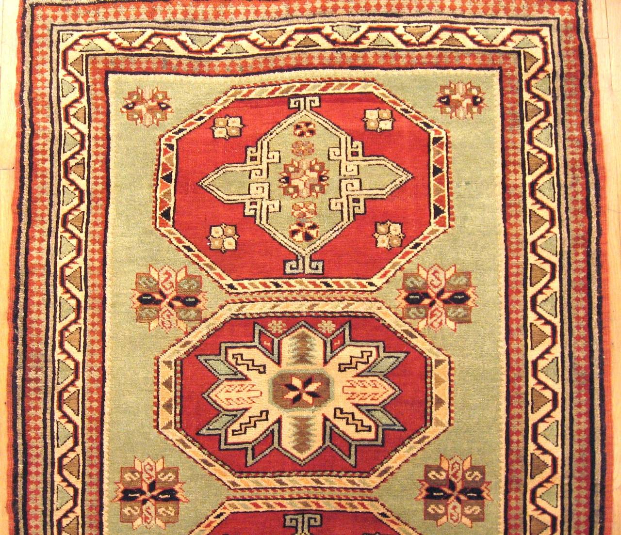 Alfombra oriental antigua Kazak del Cáucaso, en tamaño pequeño cuadrado con fondo verde Caucásico en venta