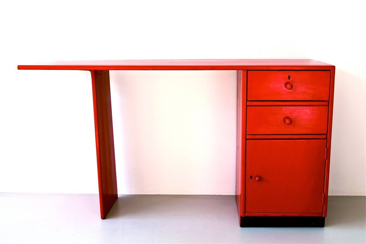 This asymmetrical writing desk comes from a house, also designed by Rietveld  for the family Smedes in Den Dolder in 1936.