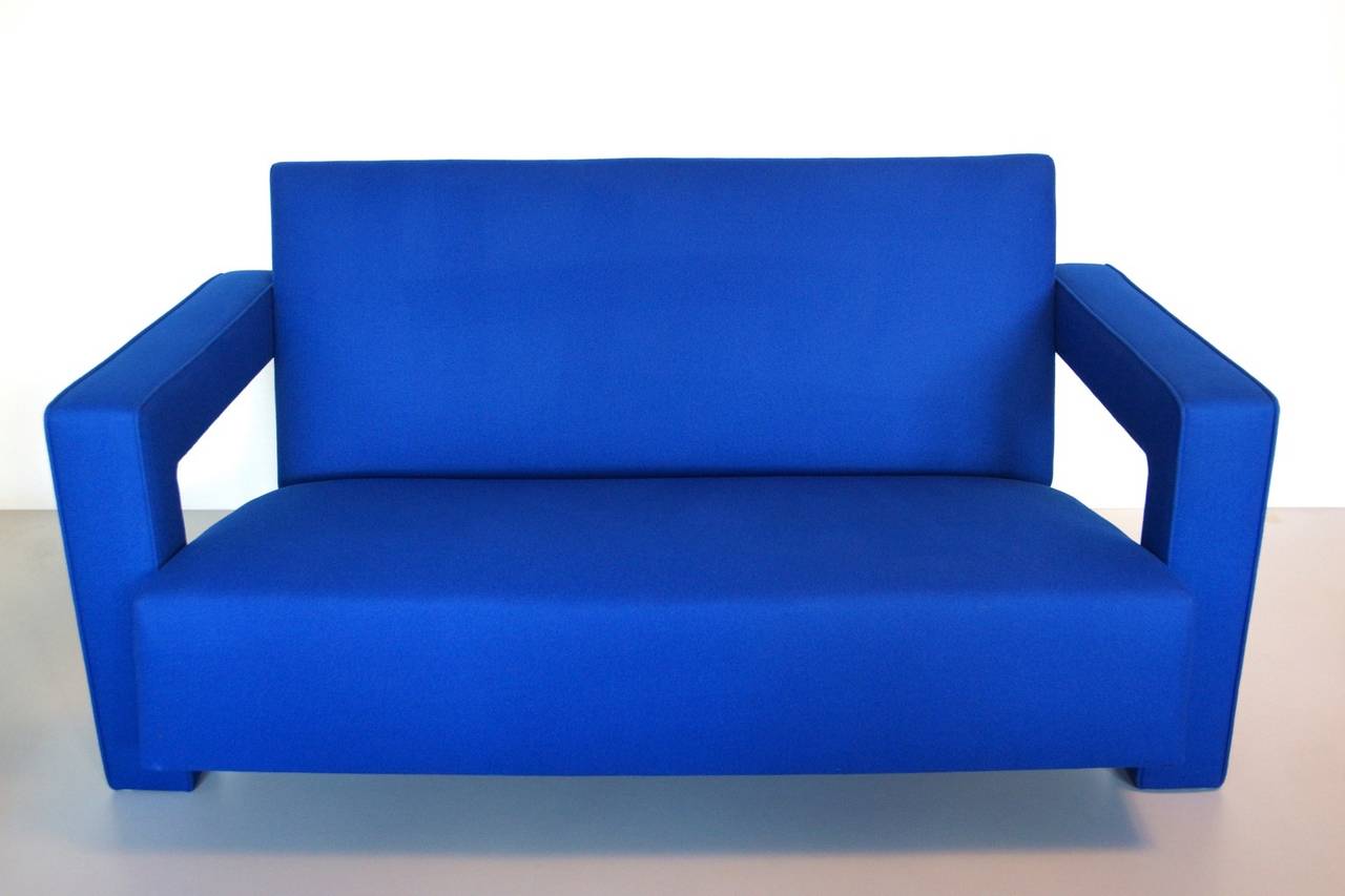 Around 1932, Rietveld designed upholstered seating furniture for the firm
Metz & Co in Amsterdam. The production went until the 1960's.
Recovered with blue cavelerietuch.