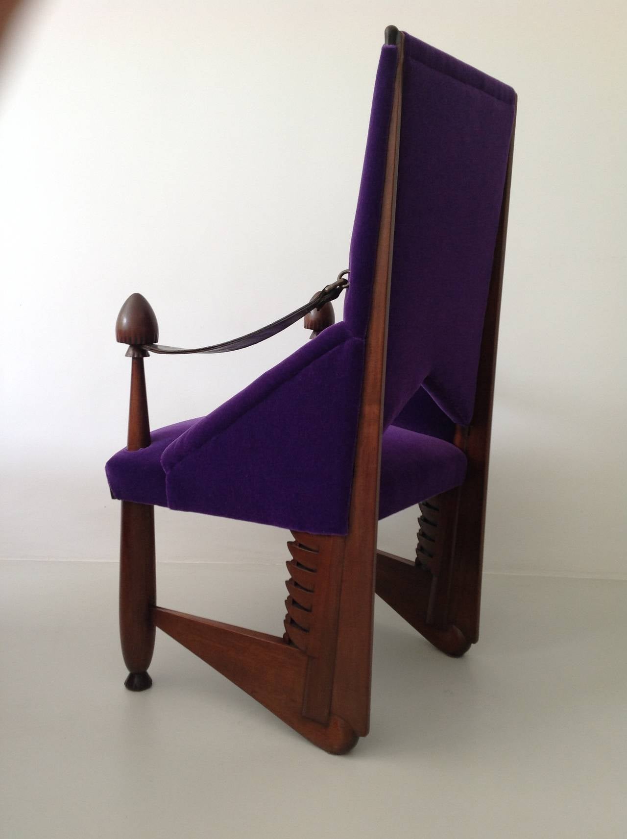 Teil einer Esszimmergarnitur, Tisch, sechs Stühle und ein Buffet von Michel de Klerk(1884-1923), Mahagoni, teilweise ebonisiert, violette Samtpolsterung. Entworfen im Jahr 1916, ausgeführt von 't Woonhuys, Amsterdam. De Klerk ist der Anführer und