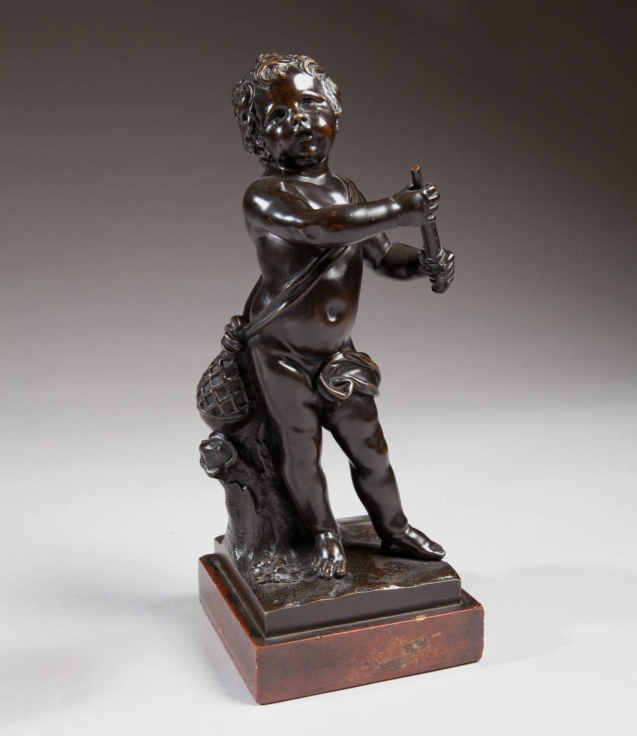 Bella coppia di putti in bronzo francesi della metà del XVIII secolo, uno che suona uno strumento e l'altro che tiene un coltello per aprire un guscio d'ostrica. Entrambi sono in piedi accanto a tronchi d'albero, il che suggerisce che queste figure