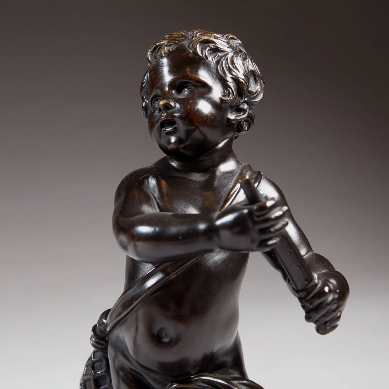 XVIII secolo Coppia di cherubini in bronzo su basi di marmo in vendita