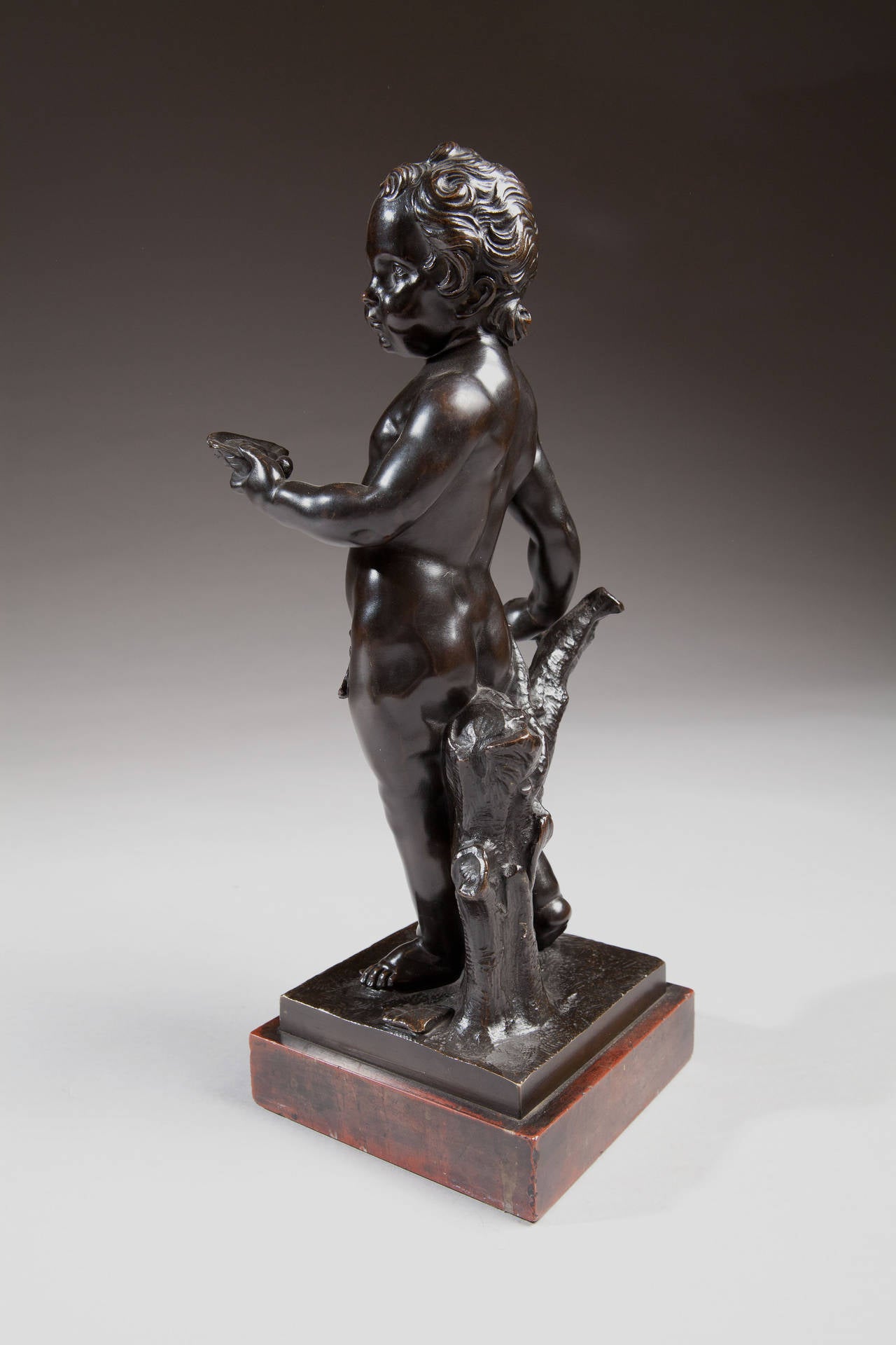 Coppia di cherubini in bronzo su basi di marmo In condizioni ottime in vendita a London, by appointment only