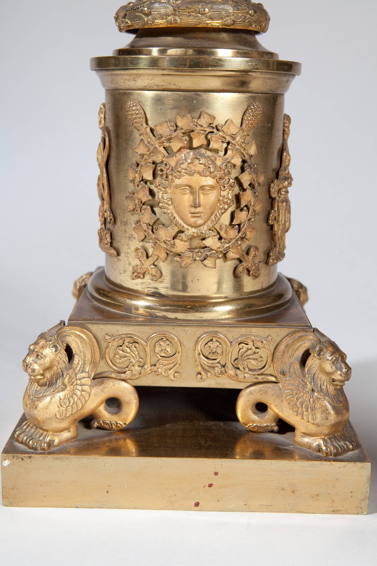 Monumentales Paar sehr hochwertiger Säulenlampen aus vergoldeter Bronze  (Vergoldet) im Angebot