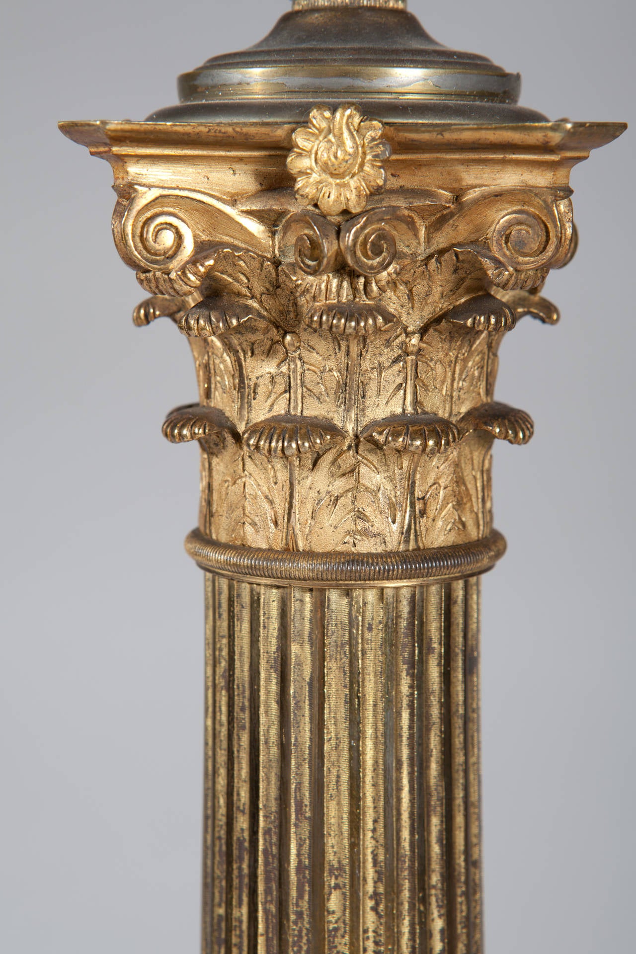 Milieu du XIXe siècle Paire monumentale de lampes à colonne en bronze doré de très haute qualité  en vente