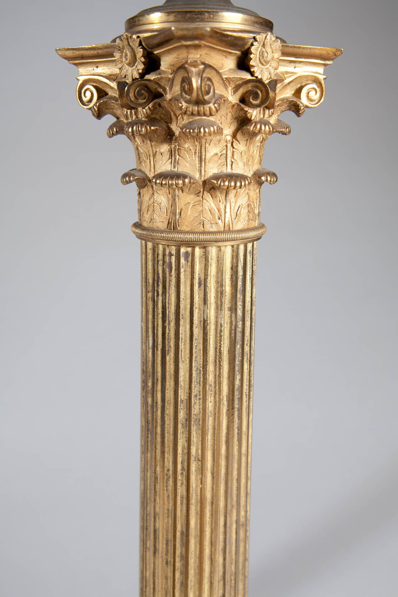 Monumentales Paar sehr hochwertiger Säulenlampen aus vergoldeter Bronze  im Angebot 3