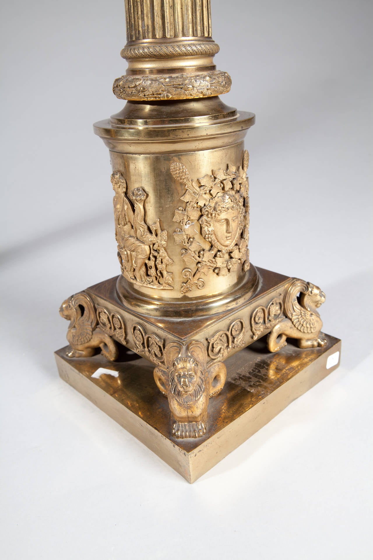 italien Paire monumentale de lampes à colonne en bronze doré de très haute qualité en vente