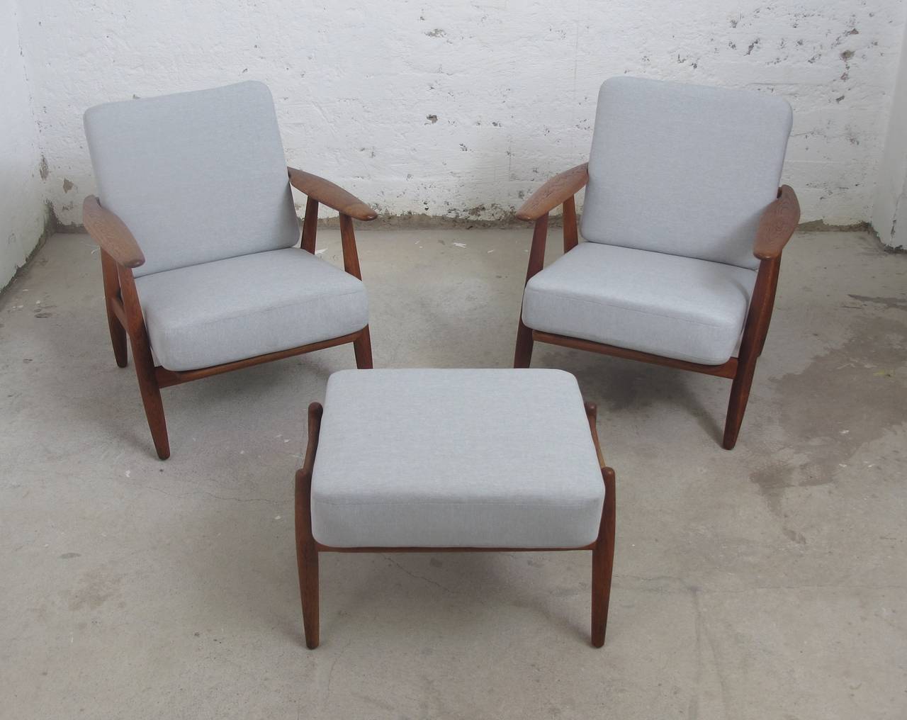 Pair of GE-240 Lounge Chairs with Ottoman by Hans J. Wegner for GETAMA In Excellent Condition In Stockholm, SE