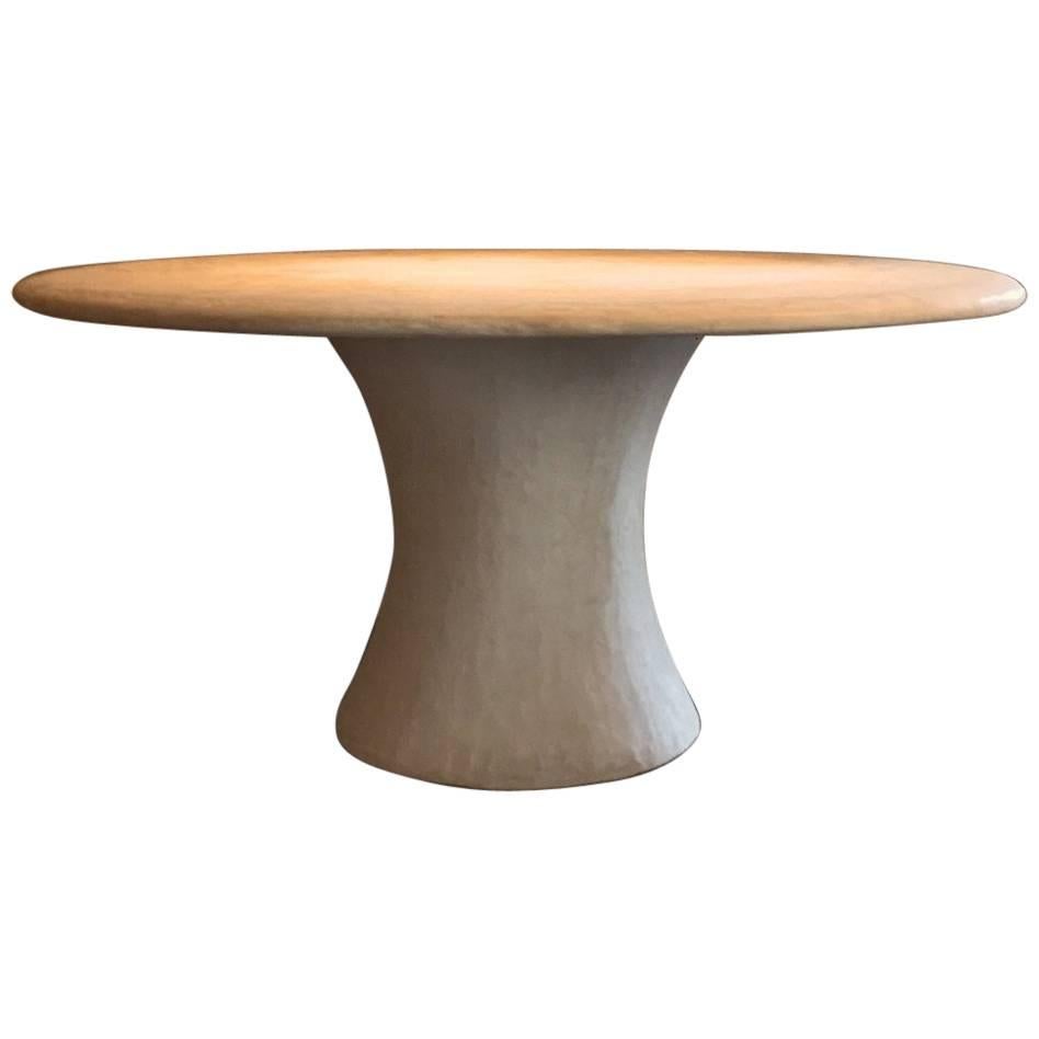 Ovaler ovaler Tisch Su aus versteinertem Marmorplaster im Angebot
