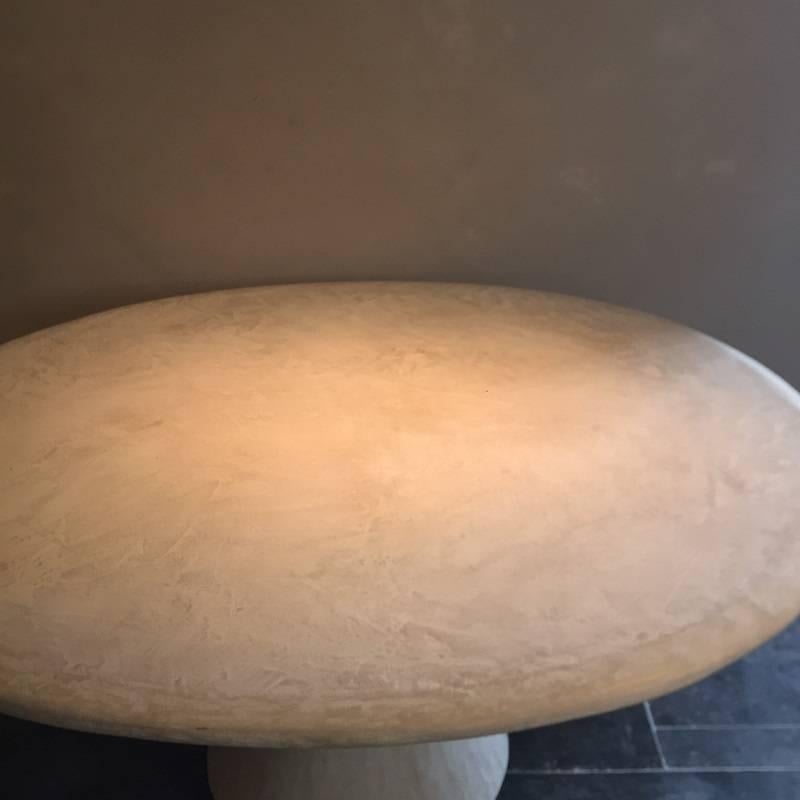 Ovaler ovaler Tisch Su aus versteinertem Marmorplaster (Belgisch) im Angebot