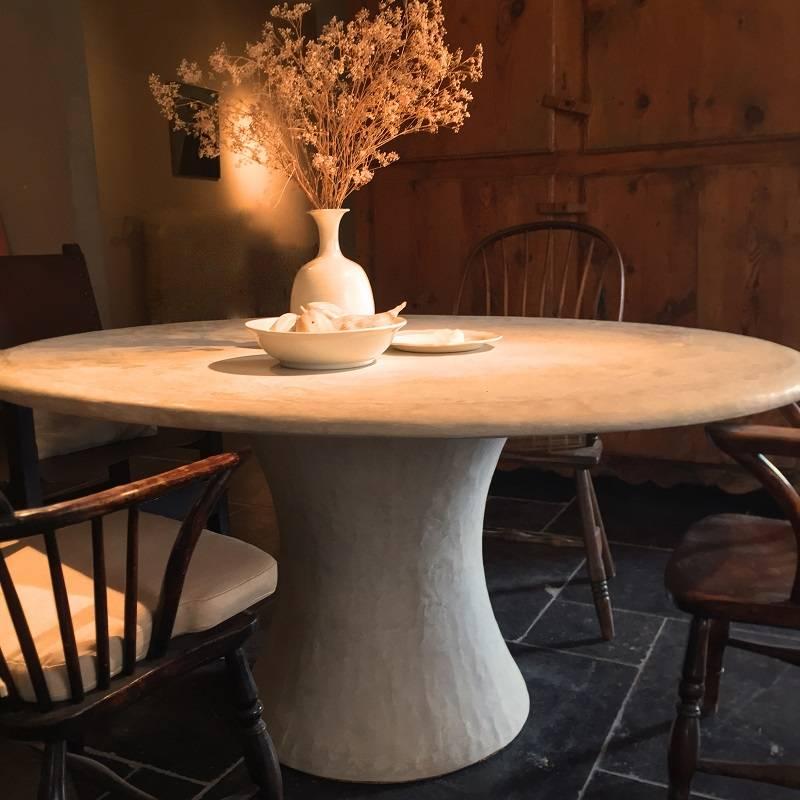 Ovaler ovaler Tisch Su aus versteinertem Marmorplaster (Handgefertigt) im Angebot