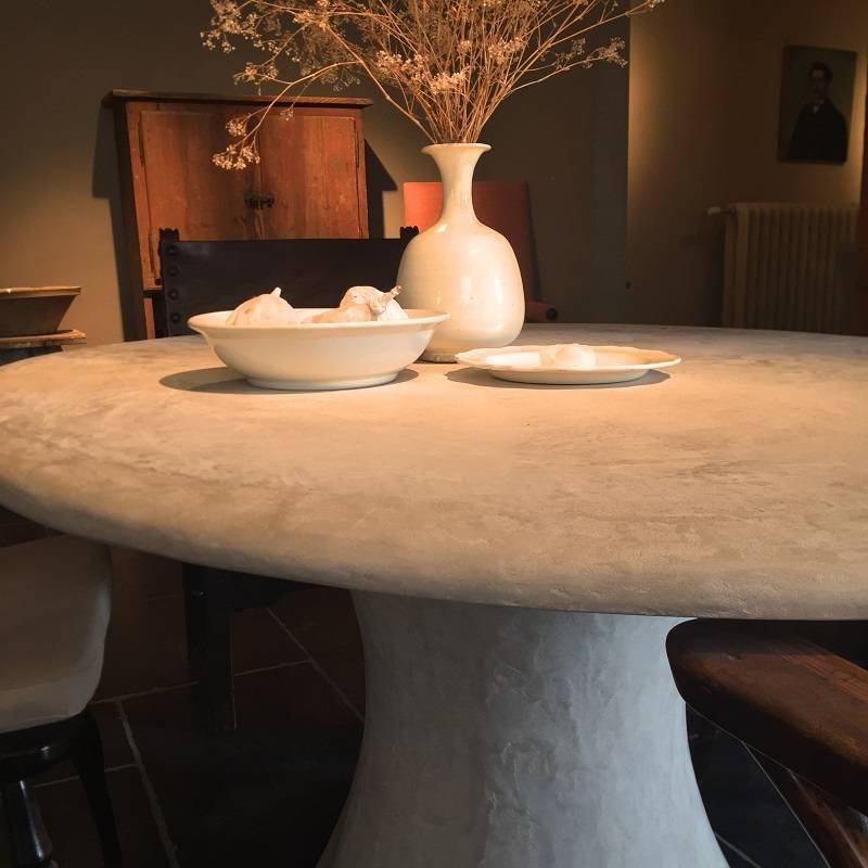 Ovaler ovaler Tisch Su aus versteinertem Marmorplaster im Zustand „Hervorragend“ im Angebot in Vosselaar, BE