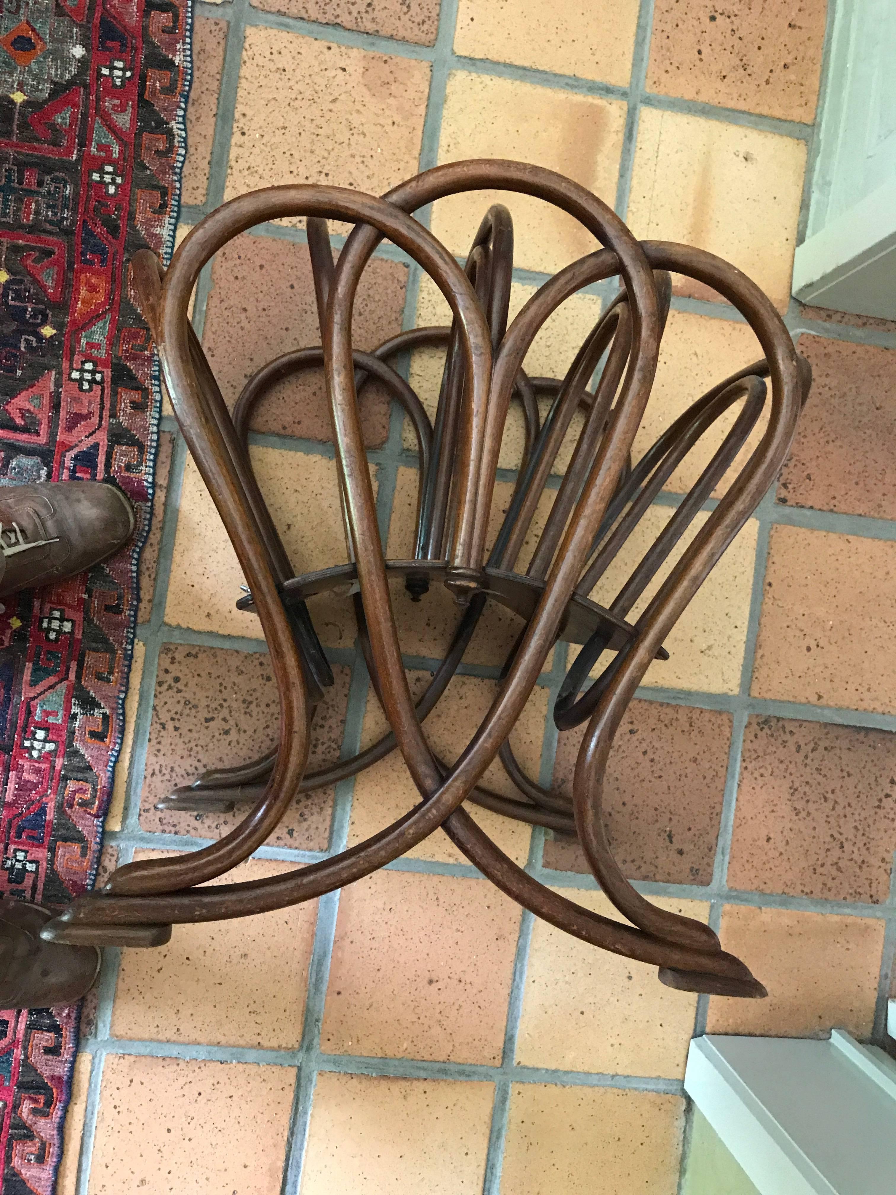 Original patinierter Zeitungsständer oder 
original ein Notenständer
Thonet Nr. 1
etikettiert, um 1900
Maße: 57 x 41 x 55.
 