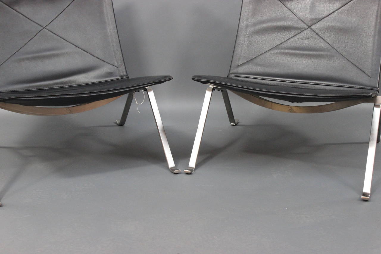 2 PK22 Lounge Chairs designed by Poul Kjærholm in 1956 Made by Fritz Hansen 2008.
Brushed steel and Black leather. In Original condition.