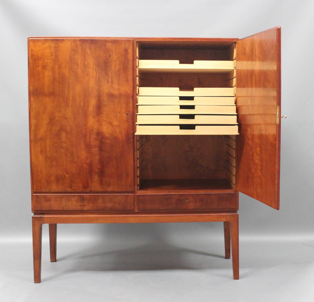 Sideboard, model 1761, designed by Ole Wanscher and manufactured by Fritz Hansen in 1943. The sideboard is in Mahogany, with two drawers, two doors and is in great vintage condition.
