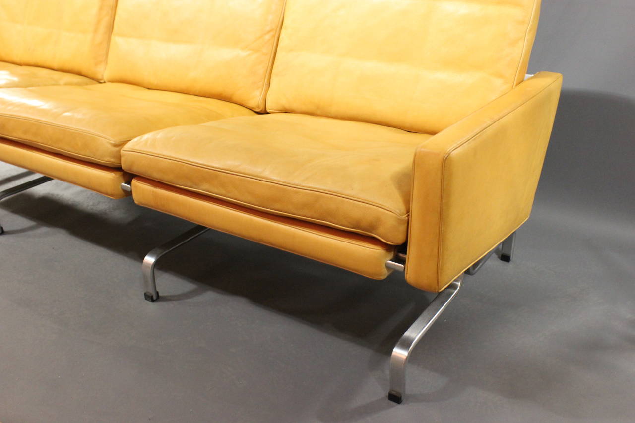 Le modèle PK31/3, qui fait partie de la célèbre série PK31, représente un point culminant dans le design des meubles danois et porte la signature de Poul Kjærholm. Le canapé, avec ses lignes épurées et ses proportions élégantes, est un chef-d'œuvre