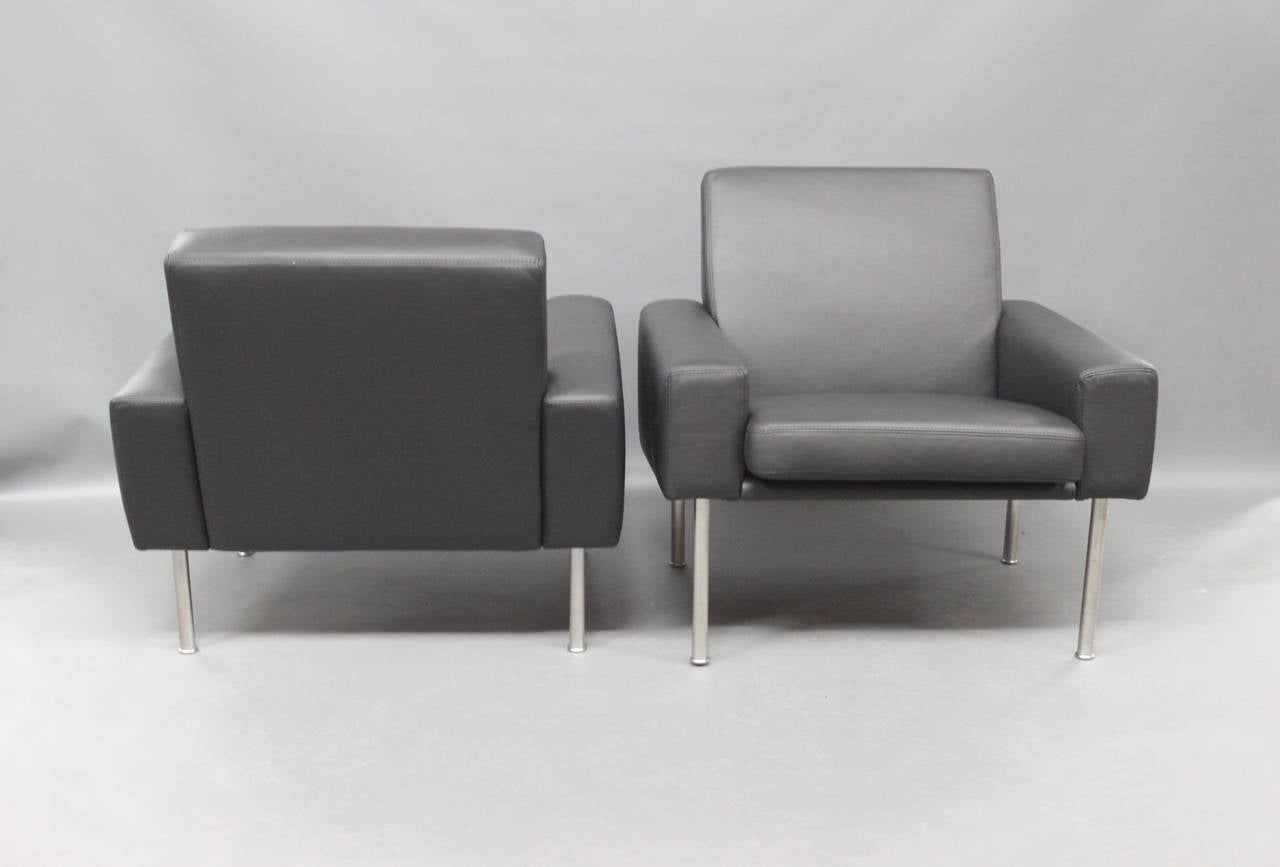 Scandinavian Modern Pair of Lounge Chairs, Model 34/1, Black Savanne Leather by Hans Wegner, 1960