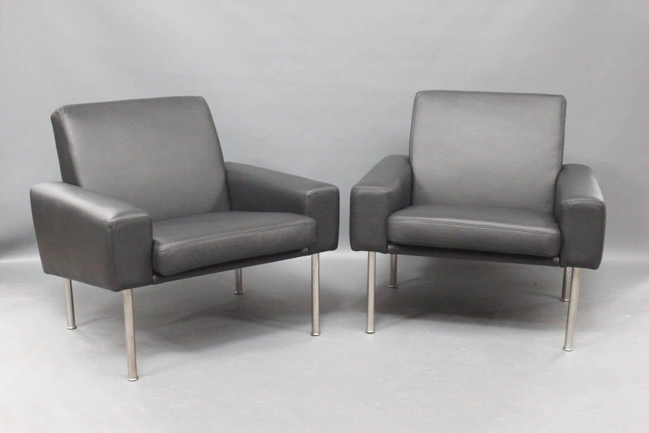 A pair of lounge chairs in black Savanne leather, model 34/1, designed by Hans J. Wegner and manufactured by AP Stolen in the 1960s.
The chairs are in great vintage condition, with no significant scratches or marks.