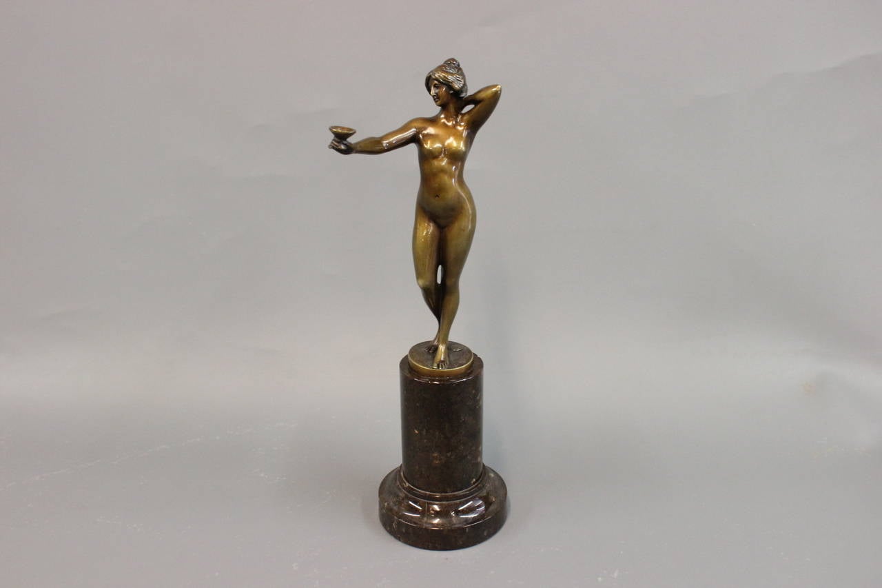 Une figure en bronze sur marbre Par Rudolf Kuchler Autrichien Né en 1867. La figure est du 19ème siècle. Également avec un estampage.