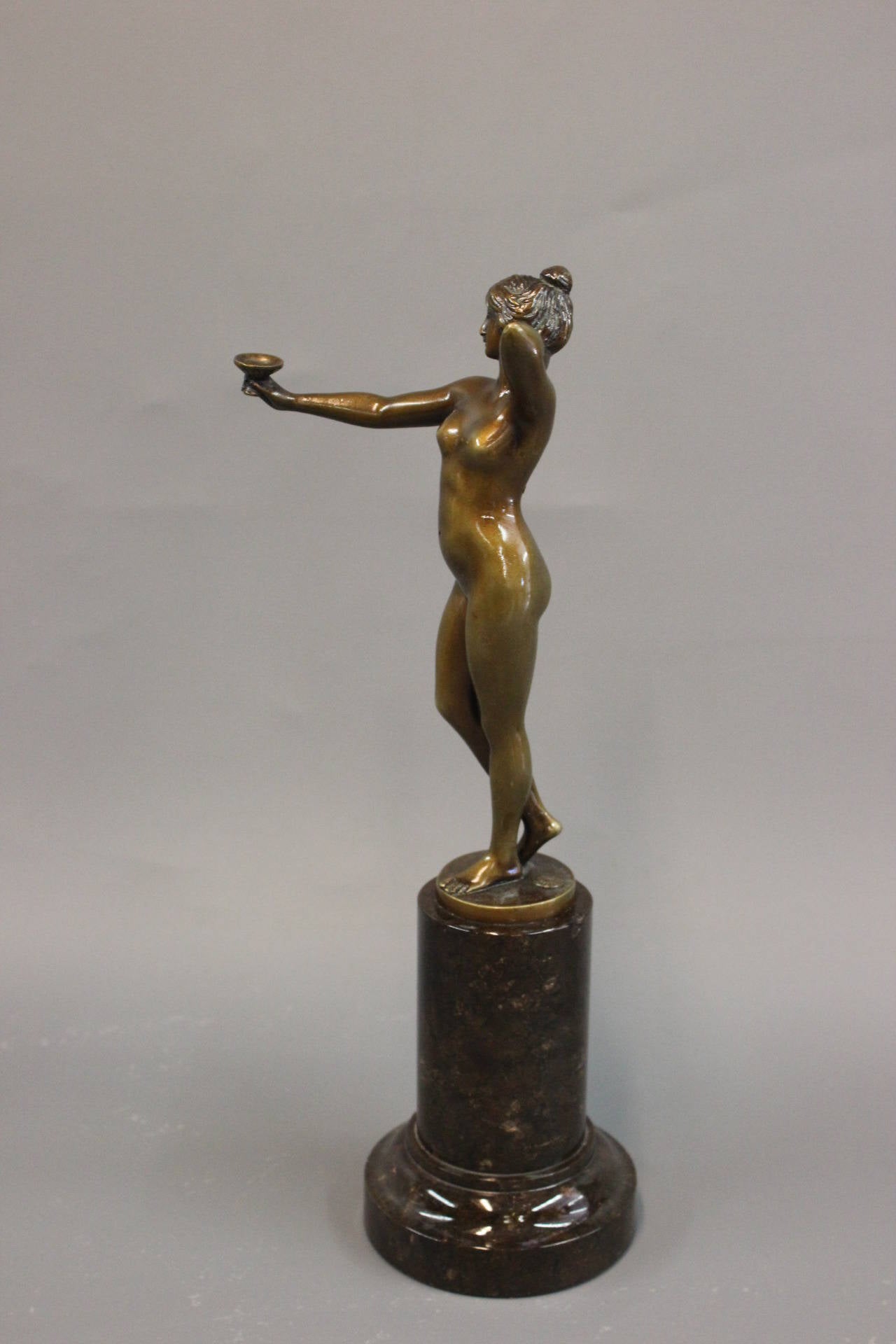 Art déco Figure en bronze de Rudolf Kuchler sur socle en marbre:: XIXe siècle