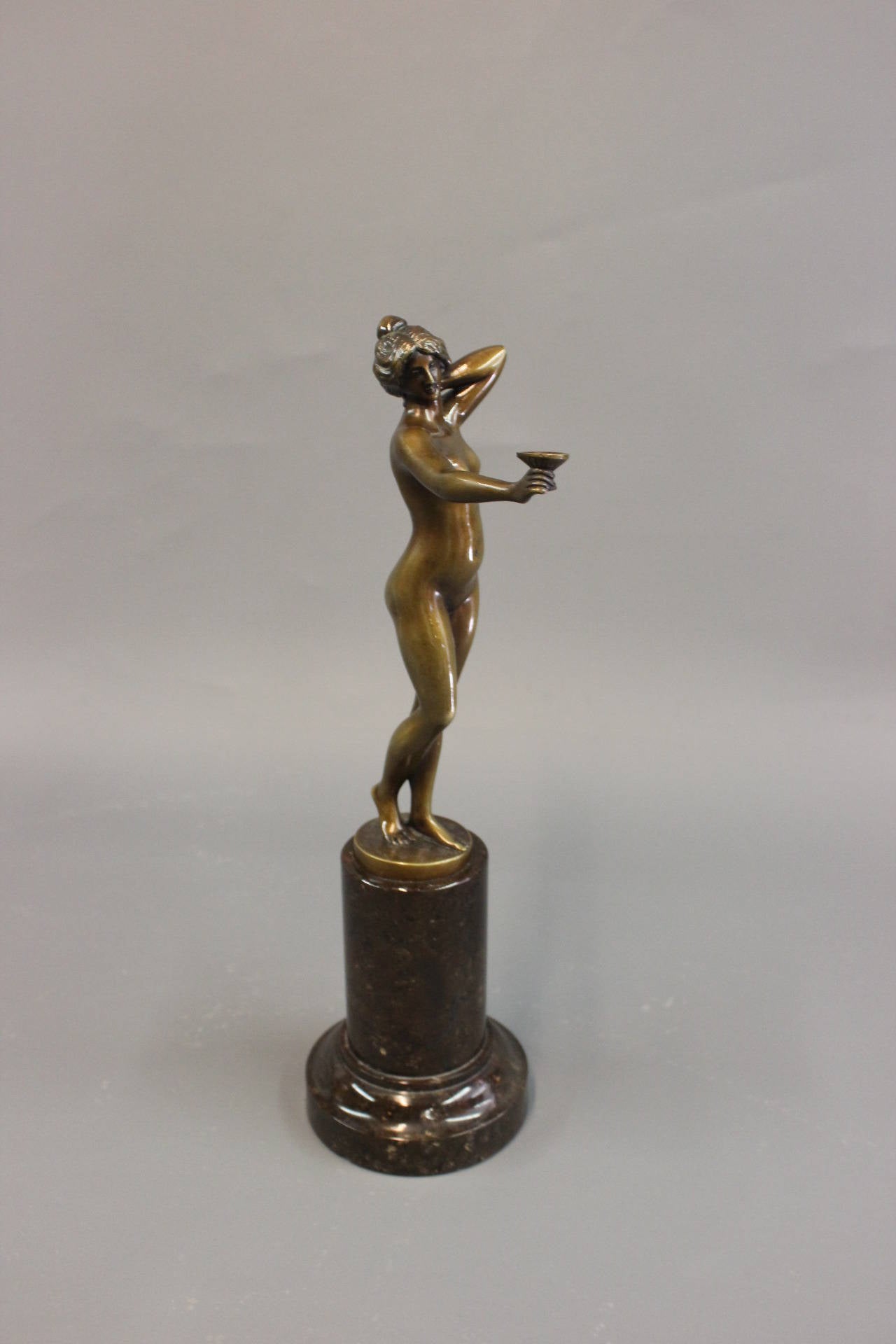 Autrichien Figure en bronze de Rudolf Kuchler sur socle en marbre:: XIXe siècle