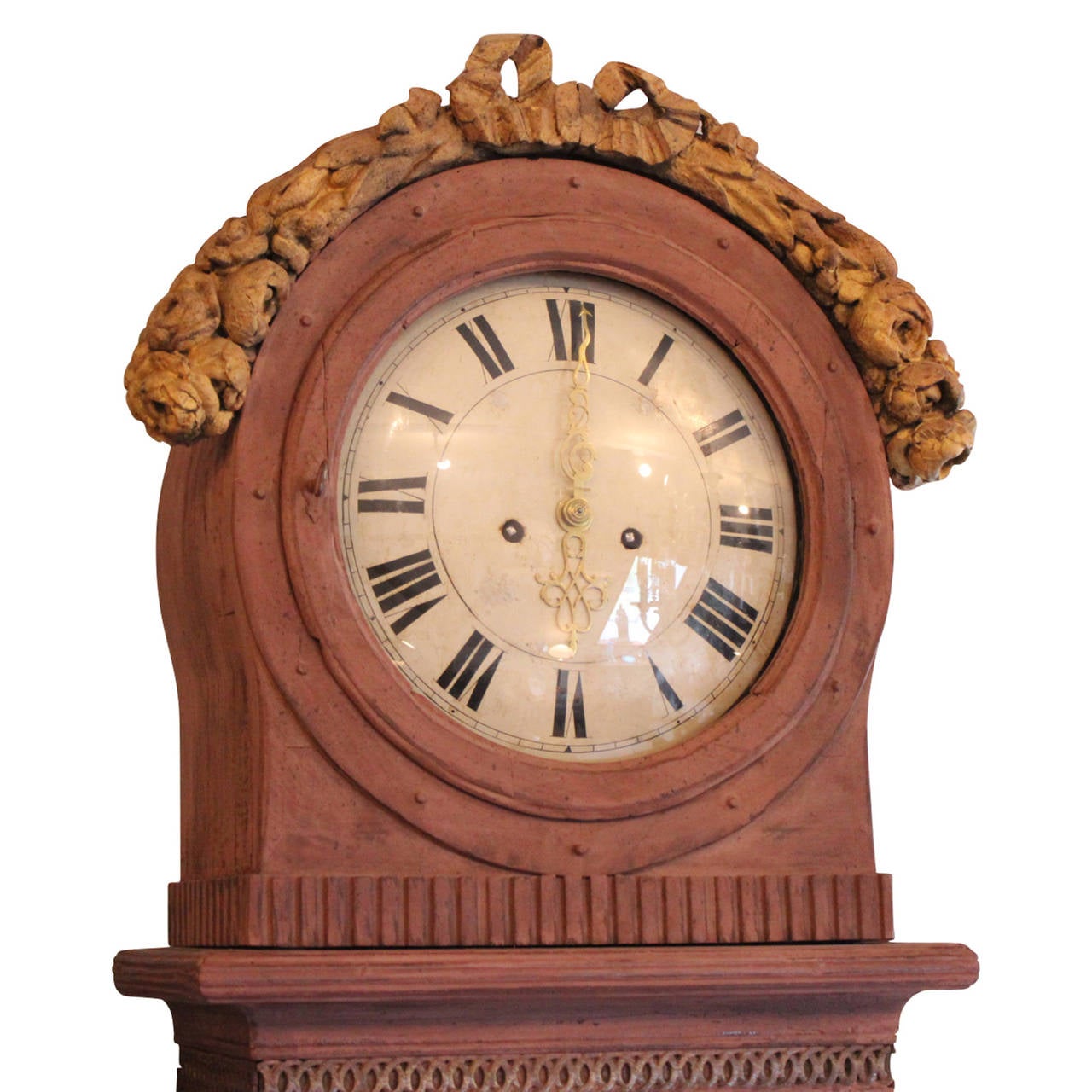 Entrez dans la riche histoire de l'artisanat danois avec cette extraordinaire horloge ancienne de style gustavien, véritable témoignage de l'élégance de la fin du XVIIIe siècle. Originaire du Danemark et fabriqué vers les années 1780, ce garde-temps
