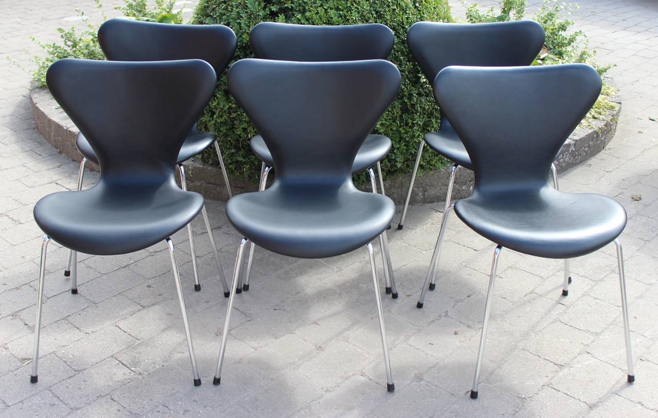 Six "Series Seven" chairs, model 3107, upholstered in Black savannah leather. The chairs were designed by Arne Jacobsen in the 1950s and manufactured by Fritz Hansen circa 1960s
Two year warranty on upholstery.