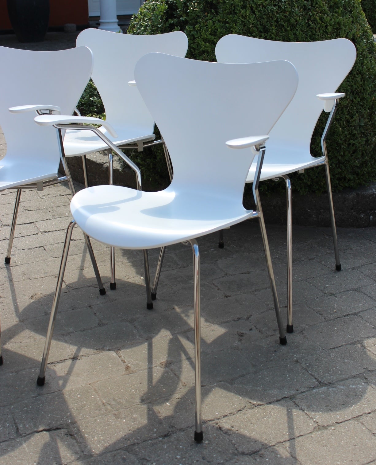Scandinavian Modern Four White Arne Jacobsen by Fritz Hansen Chairs, Model 3107, Dated 2008