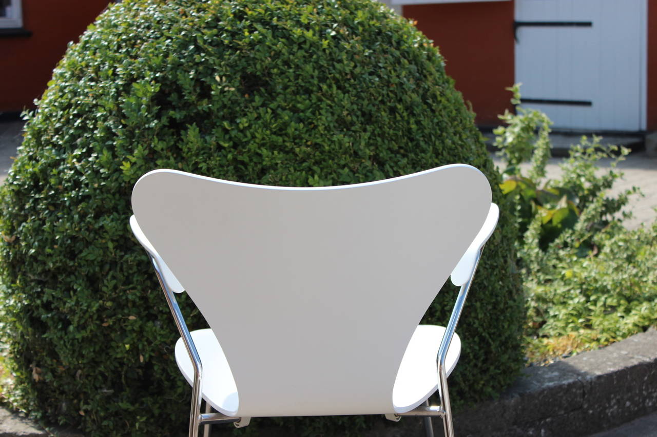 Four White Arne Jacobsen by Fritz Hansen Chairs, Model 3107, Dated 2008 In Good Condition In Lejre, DK
