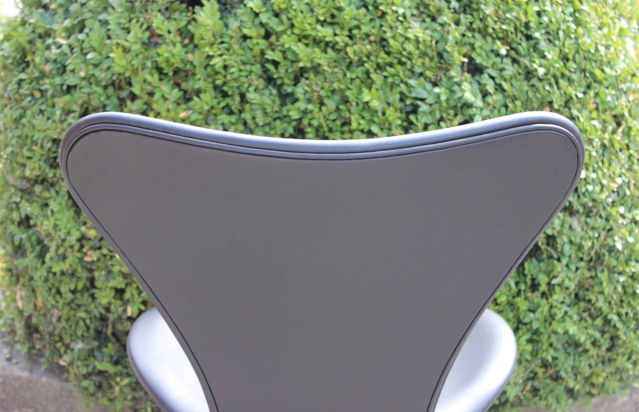 Six Arne Jacobsen chairs by Fritz Hansen, Black Leather, Model 3107 1