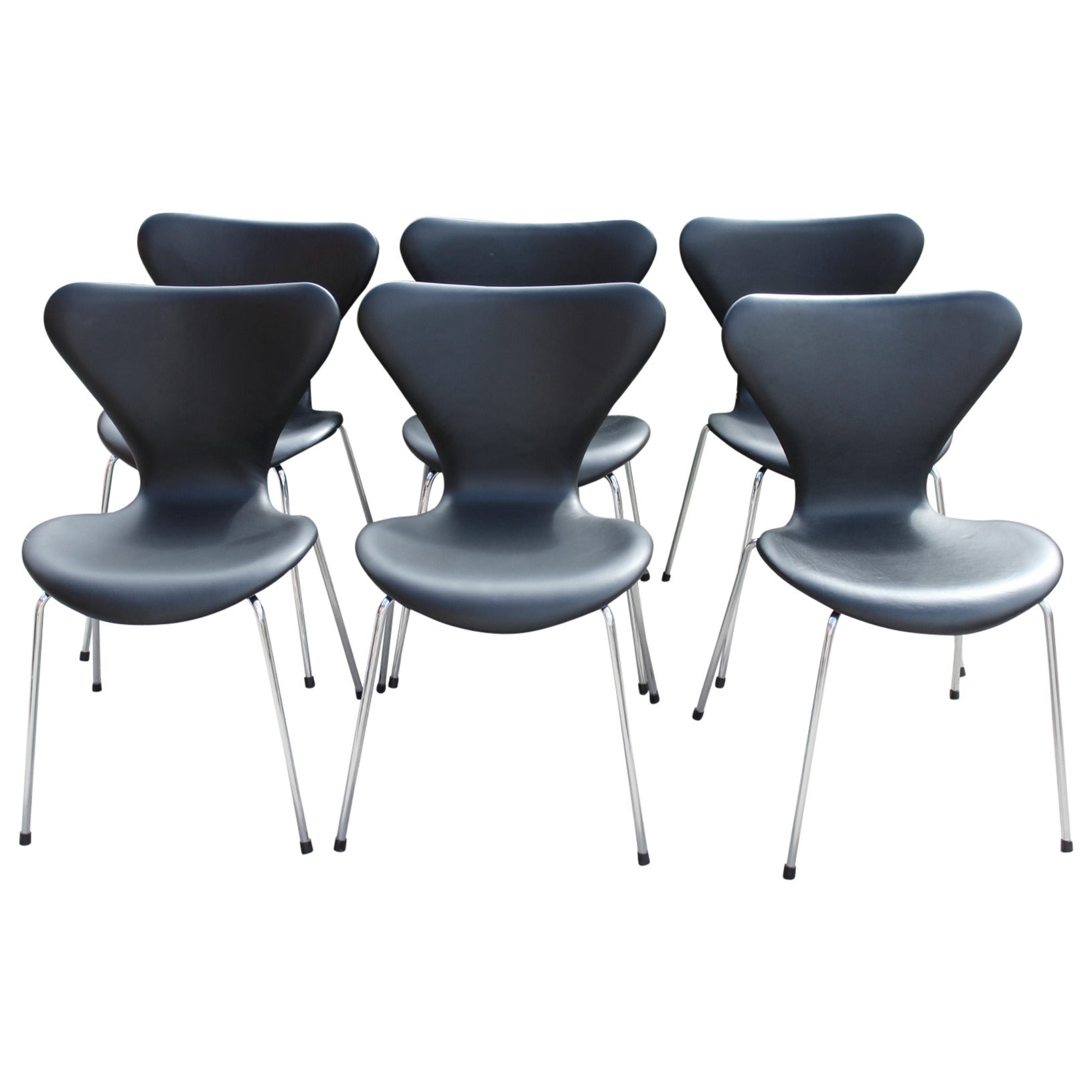 Six Arne Jacobsen chairs by Fritz Hansen, Black Leather, Model 3107
