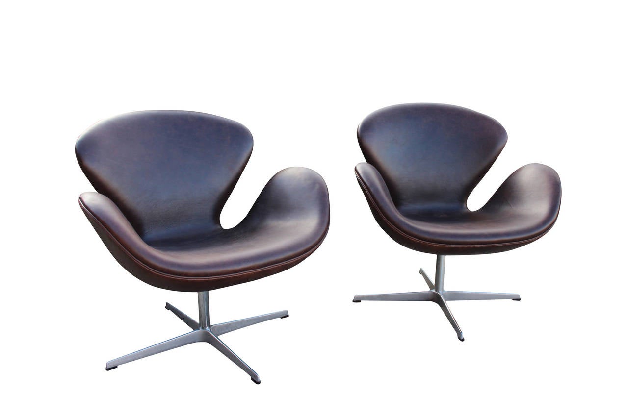 Scandinavian Modern Pair of Swan Chairs, FH 3320, by Arne Jacobsen and by Fritz Hansen, 1999