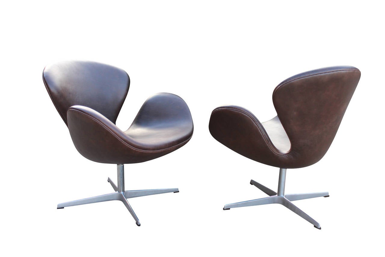 Danish Pair of Swan Chairs, FH 3320, by Arne Jacobsen and by Fritz Hansen, 1999