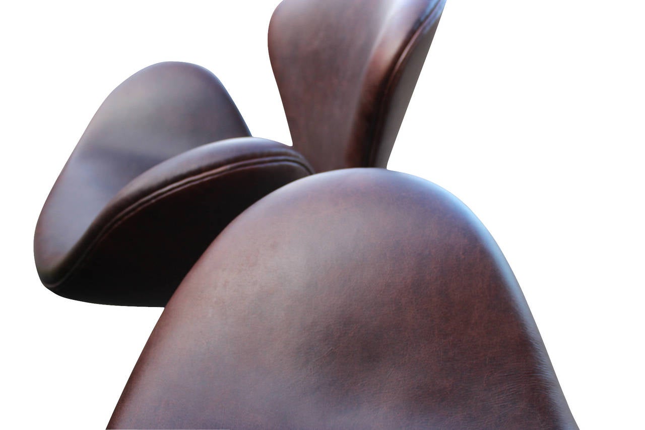 Leather Pair of Swan Chairs, FH 3320, by Arne Jacobsen and by Fritz Hansen, 1999